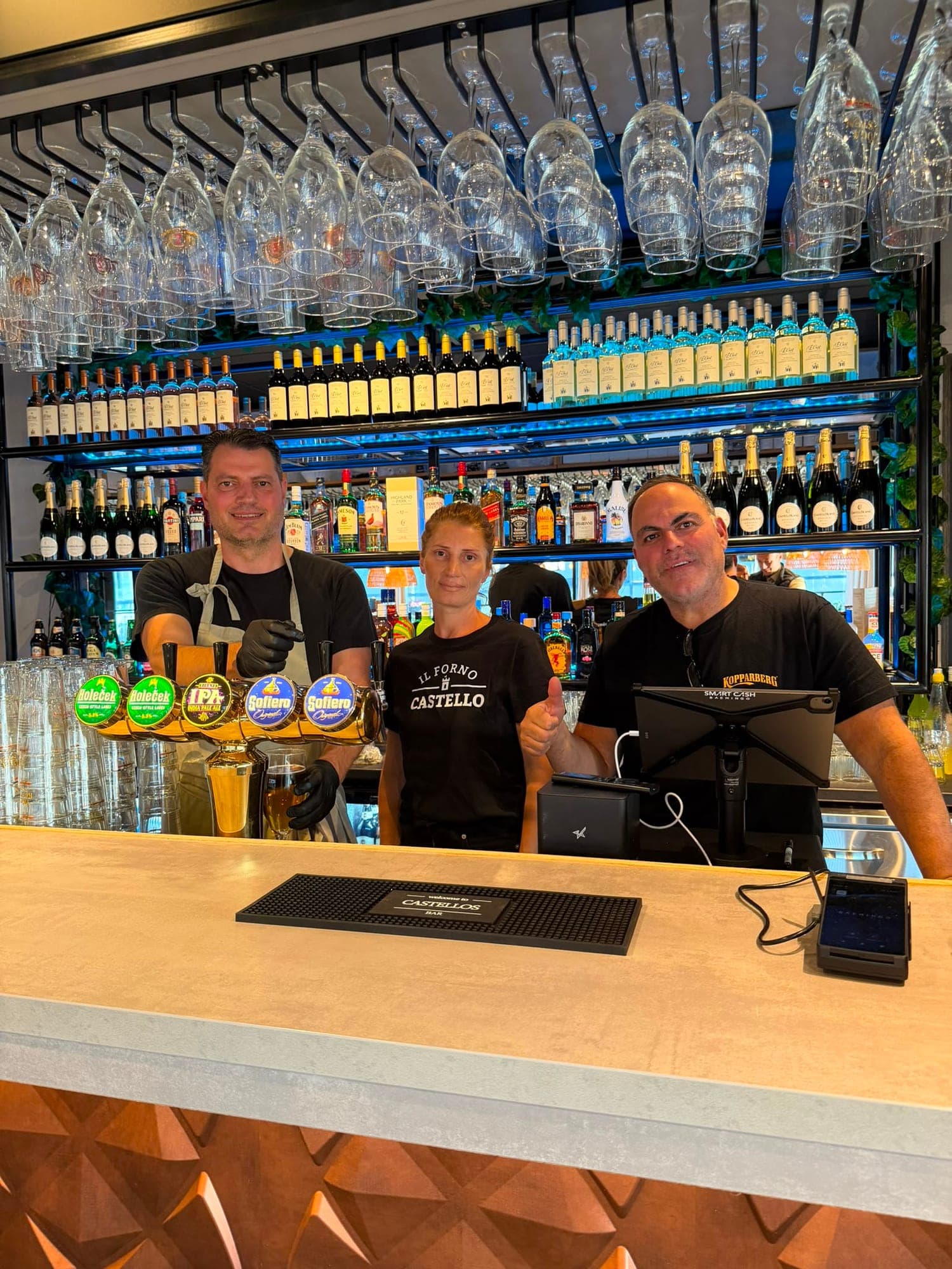 Personalen bakom baren